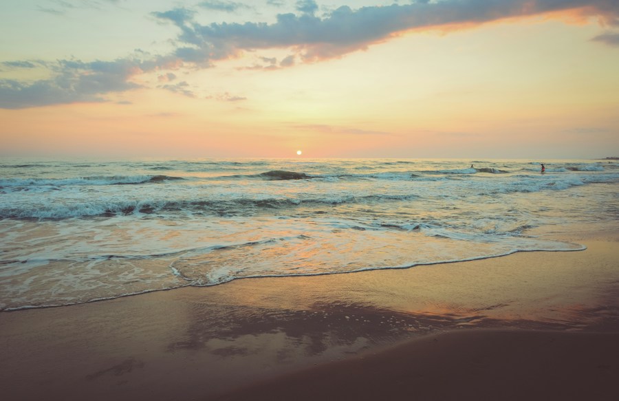 海边浪花与沙滩